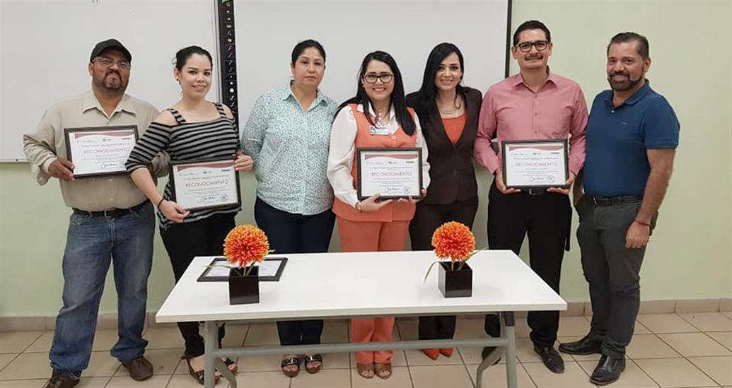 Reconocimiento Al Personal Administrativo Por Sus 5 Y 25 Anos De Servicio Brindado Al Colegio
