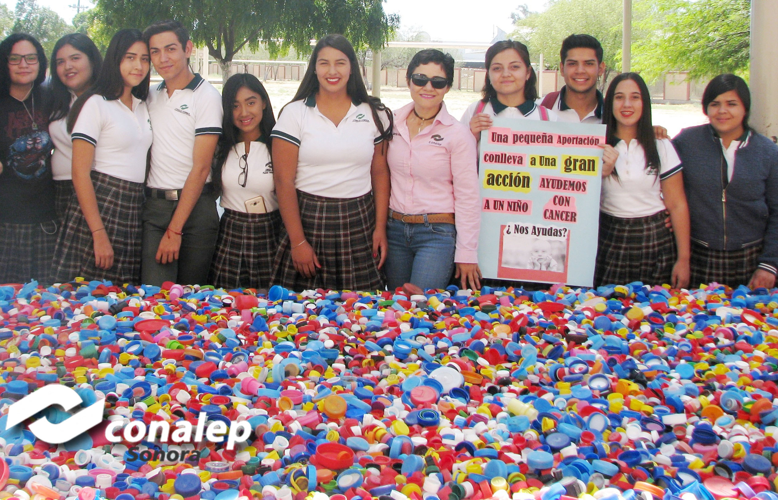 Alumnos de #CONALEPHermosillo1 entregan 40,000  tapas de plástico  a la Asociación FONSI.                                                                                                                                                                 