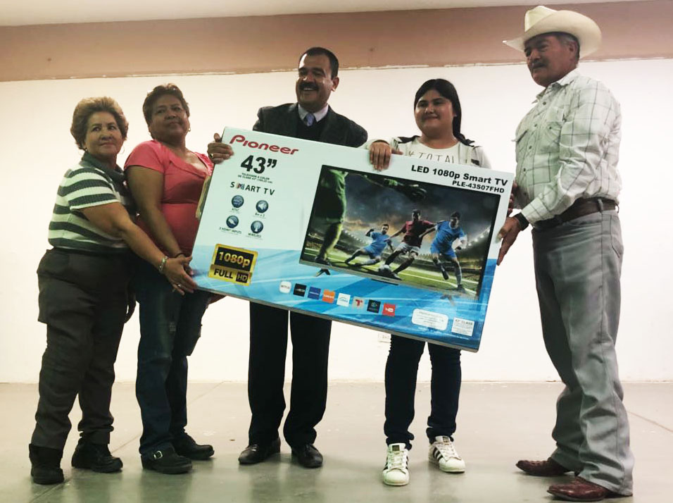 Entrega de Premio al Ganador de la Rifa Organizada por la Sociedad de Padres de Familia del Plantel                                                                                                                                                       